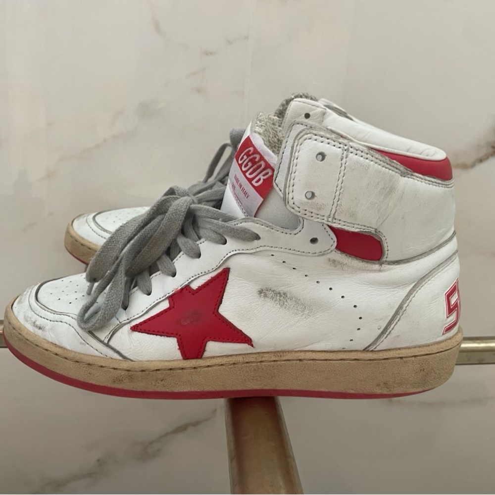Golden Goose Sneakers

Size ( 38)
Gently used